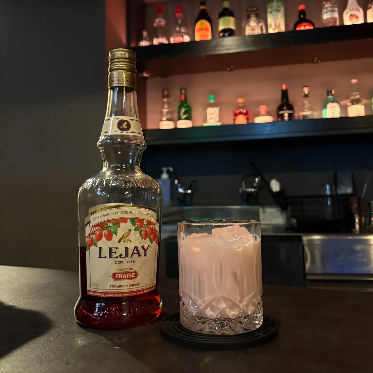 こんばんは、皆さん🌙 Bar ubiです🍹 本日は、苺のお酒...